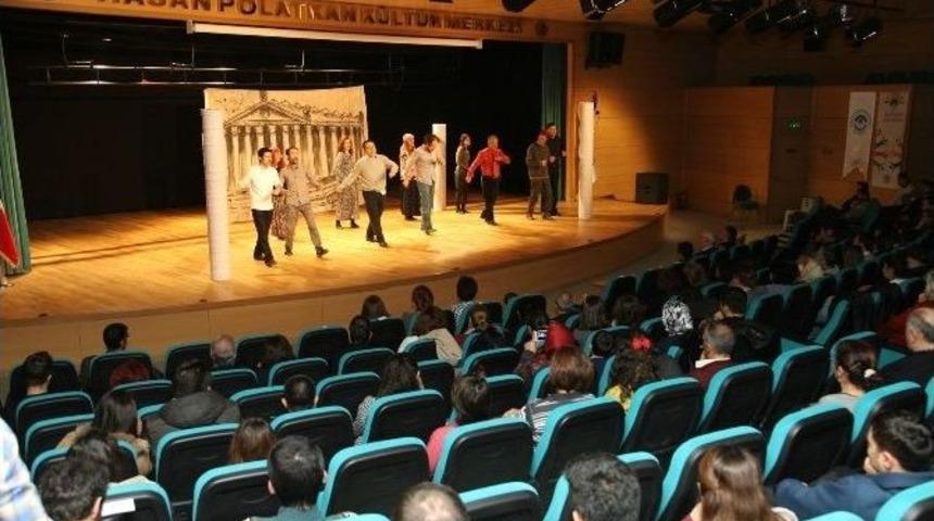 Savaş Karşıtı &rsquo;aşk Grevi&rsquo; Oyunu İzleyicisi İle Buluşuyor