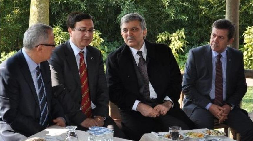 Abdullah G&uuml;l, Cuma Sonrası Vatandaşlarla Sohbet Etti