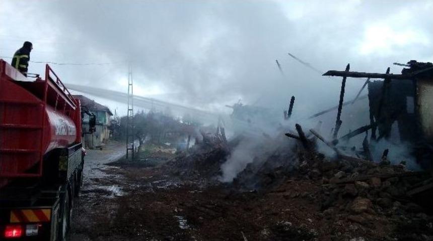 Afyonkarahibar&rsquo;da Ev Yangını