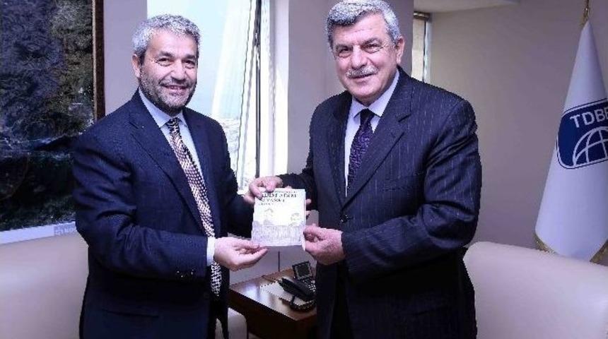 Nihat Erg&uuml;n Kitabını Hediye Etti