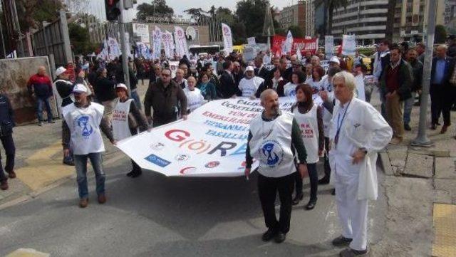 İzmir'de Sağlık Çalışanları Bir Günlük Iş Bıraktı