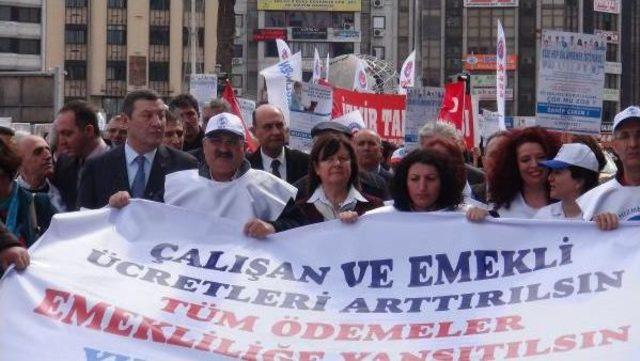 İzmir'de Sağlık Çalışanları Bir Günlük Iş Bıraktı