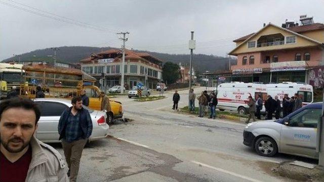 Kırmızı Işık İhlali Kazayı Da Beraberinde Getirdi: 3 Yaralı