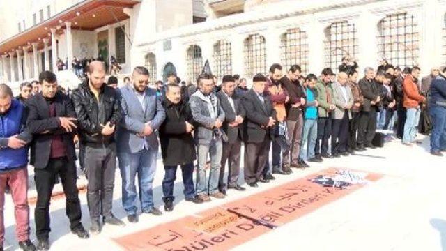 Fatih Camii'nde Suriye'de Ölenler Için Gıyabi Cenaze Namazı