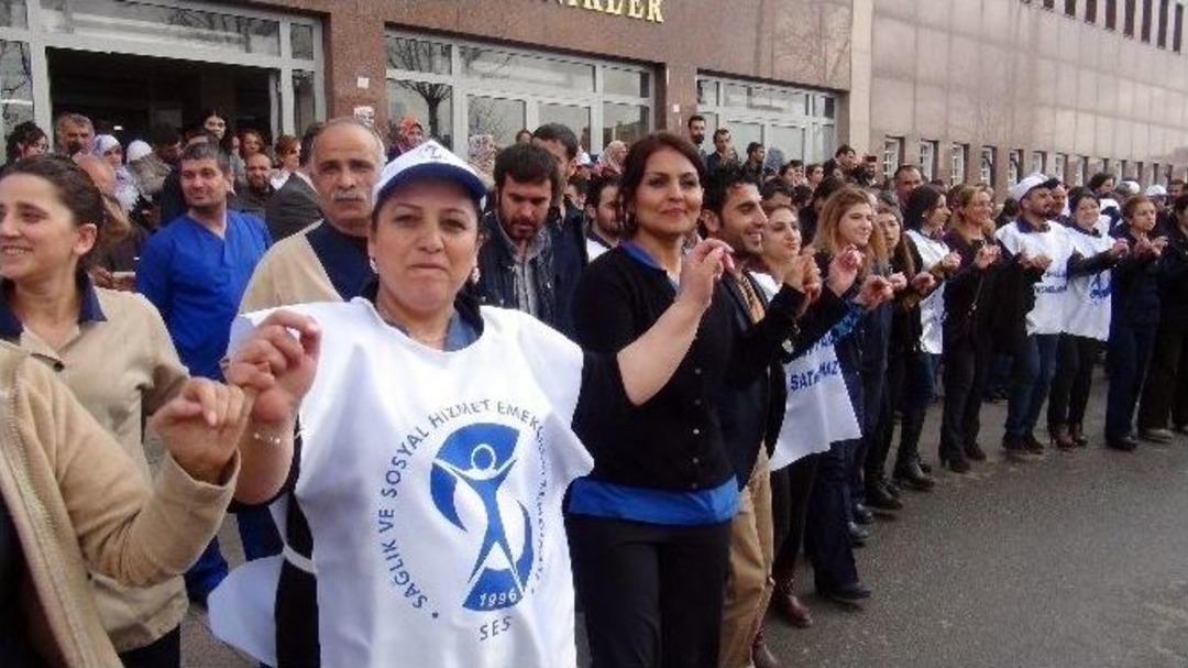 Diyarbakır&rsquo;da Sağlık &Ccedil;alışanları İş Bıraktı