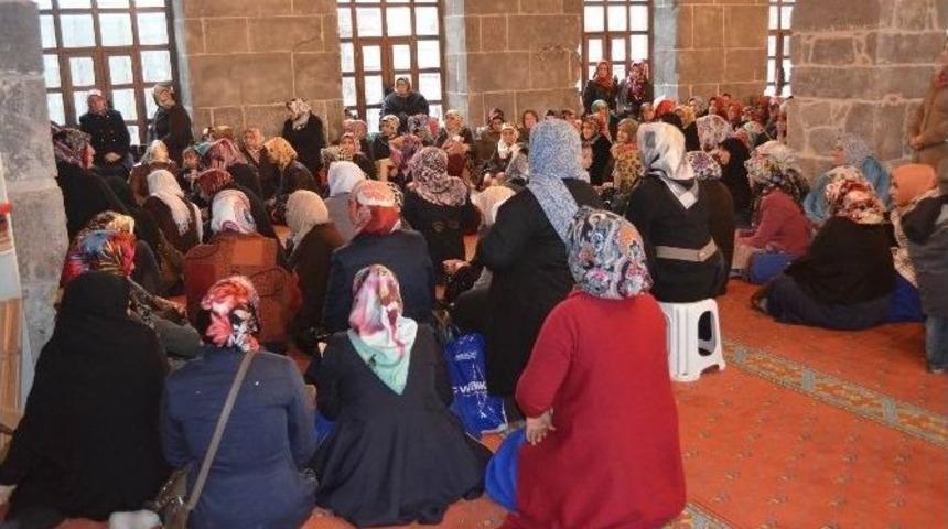 Ak Parti&rsquo;li Kadınlardan Şiddete Uğrayan Kadınlar İ&ccedil;in Mevlit Okuldu