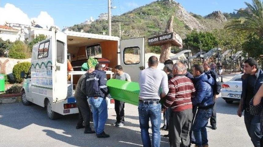 Denize Ka&ccedil;an Topu Almaya &Ccedil;alışan İki Kardeşten Biri Boğuldu