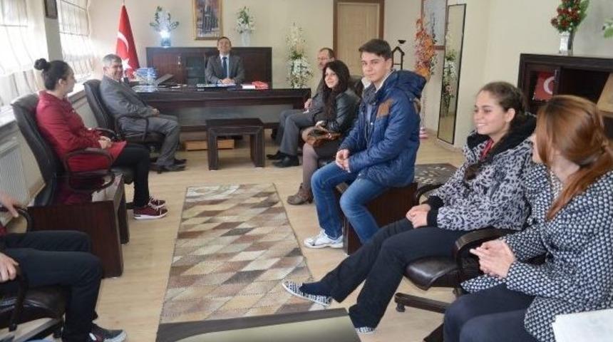 Avrupa&rsquo;dan D&ouml;nen &Ouml;ğrenciler Kaymakam G&uuml;ven&rsquo;i Ziyaret Etti