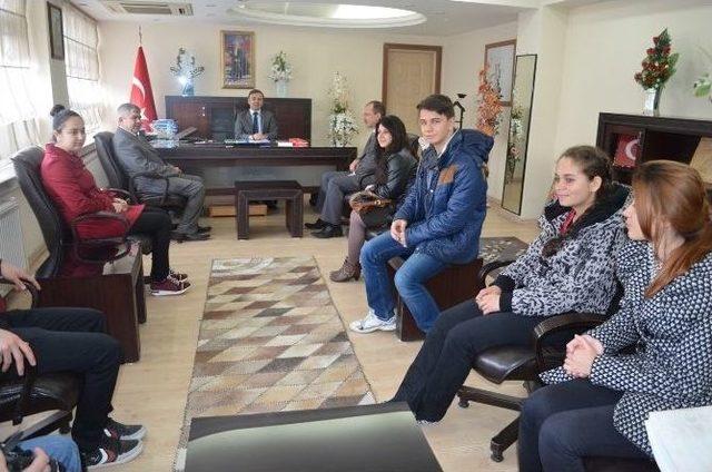Avrupa’dan Dönen Öğrenciler Kaymakam Güven’i Ziyaret Etti 1