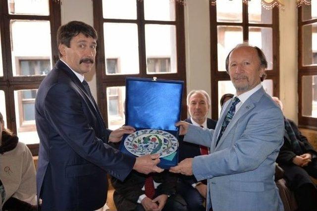 Macaristan Cumhurbaşkanı, Kent Tarihi Müzesi Ve Çini Atölyesini Ziyaret Etti 1