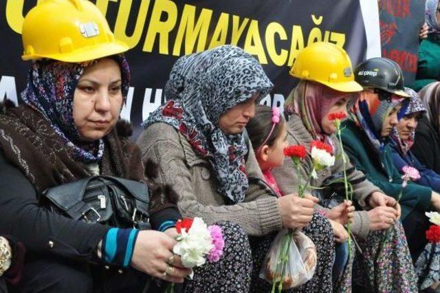 Facianın Adresi Soma da Aileler &Ouml;lenleri Karanfillerle Andı 2