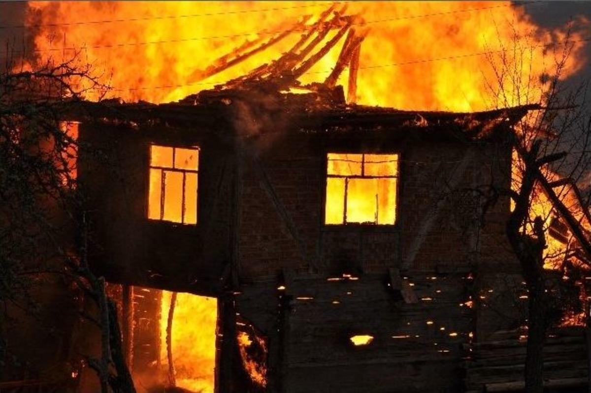 Pınarbaşı&rsquo;nda 2 Ev Yandı