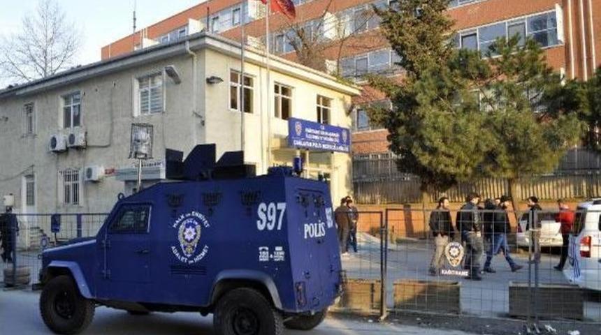 Okmeydanı'nda Iki Polis Darp Edildi