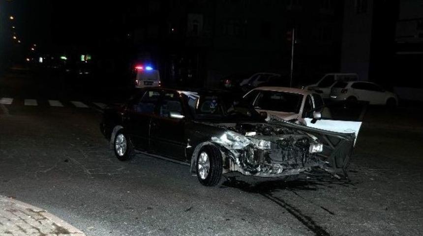 İki Otomobil &Ccedil;arpıştı: 2 Yaralı