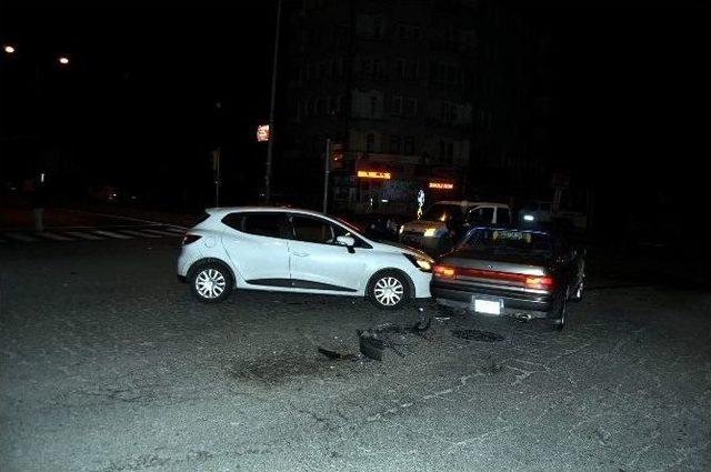 İki Otomobil &Ccedil;arpıştı: 2 Yaralı 1