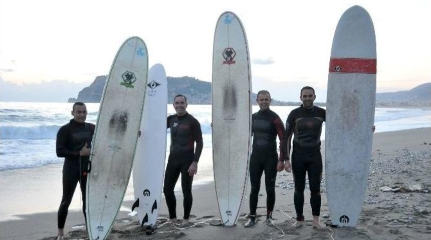 Amerikalı S&ouml;rf Tutkunu Alanya&rsquo;da