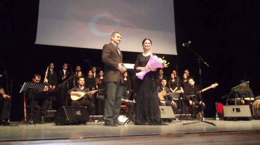 T&uuml;rk&uuml;ler &Ccedil;anakkale Şehitleri İ&ccedil;in S&ouml;ylendi