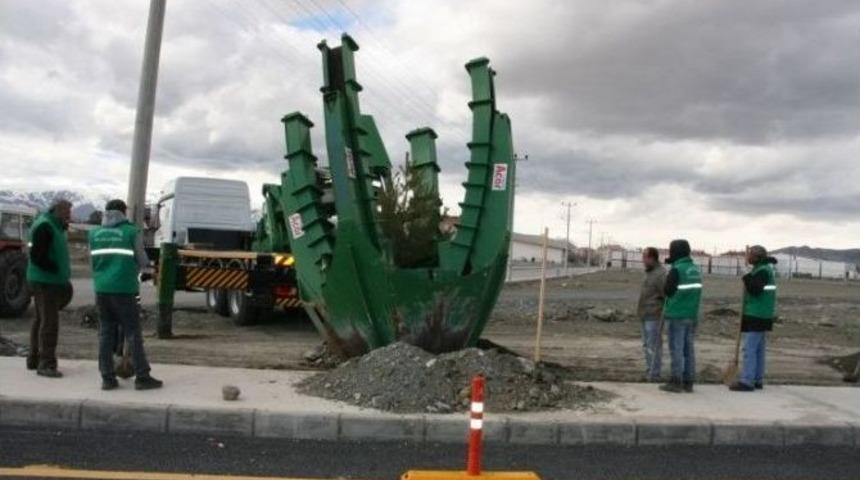 Erzincan Belediyesi Baharın İlk G&uuml;nlerinde Ağa&ccedil; Dikimlerine Başladı