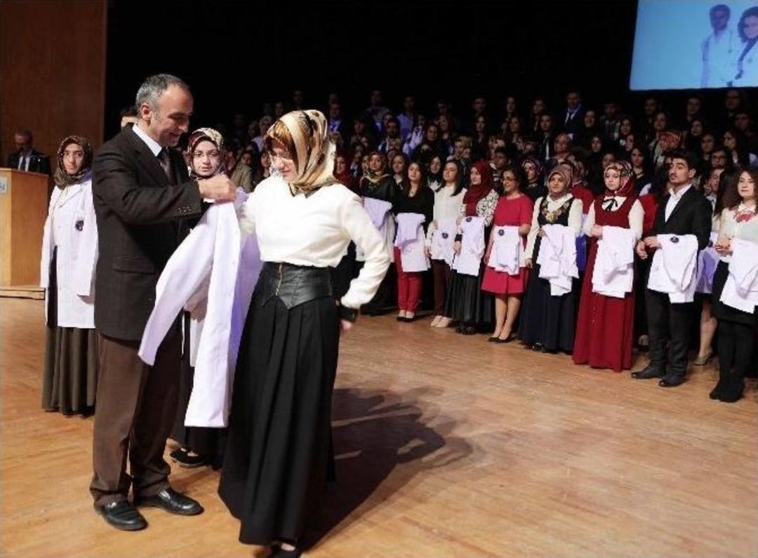 Atat&uuml;rk &Uuml;niversitesi&rsquo;nde 14 Mart Tıp Bayramı Ve Geleneksel &Ouml;nl&uuml;k Giydirme T&ouml;reni