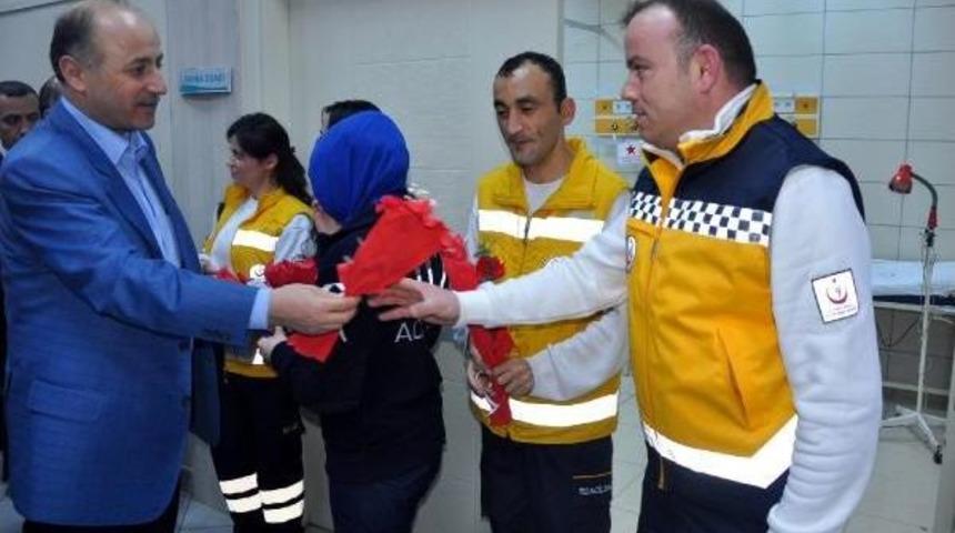 Bartın Valisi, Acil Servis &Ccedil;alışanlarına Karanfil Verdi