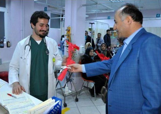 Bartın Valisi, Acil Servis Çalışanlarına Karanfil Verdi 1