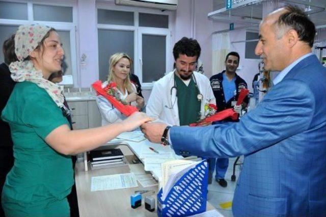 Bartın Valisi, Acil Servis Çalışanlarına Karanfil Verdi 2