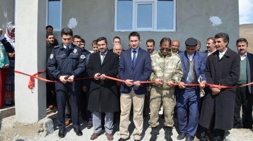 &Ouml;zalp Kaymakamı &Ccedil;i&ccedil;ek, Bayan Kuran Kursu Ve Bayan Taziye Evinin A&ccedil;ılışını Yaptı