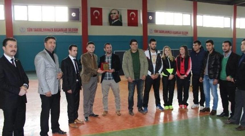 Eğitim Bir-sen&rsquo;den Sason Gen&ccedil;likspor&rsquo;a Plaket