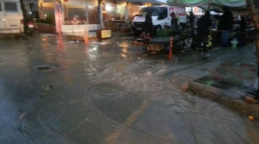 Kuşadası&rsquo;nda Sağanak Yağmur Etkili Oluyor
