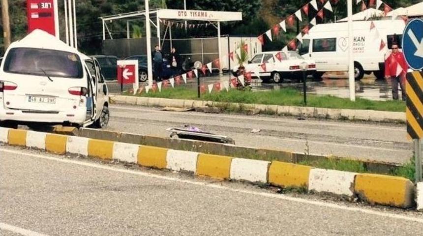 Seyir Halindeki Minib&uuml;s&uuml;n Kapısı Koptu: 2&rsquo;si Ağır 3 Yaralı