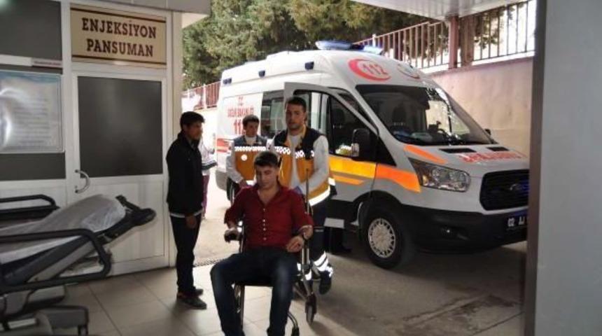 Motosiklet Otomobile &Ccedil;aptı: 3 Yaralı