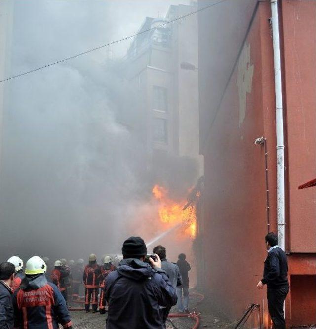 Beyoğlu’nda Patlayan Trafo Paniğe Neden Oldu