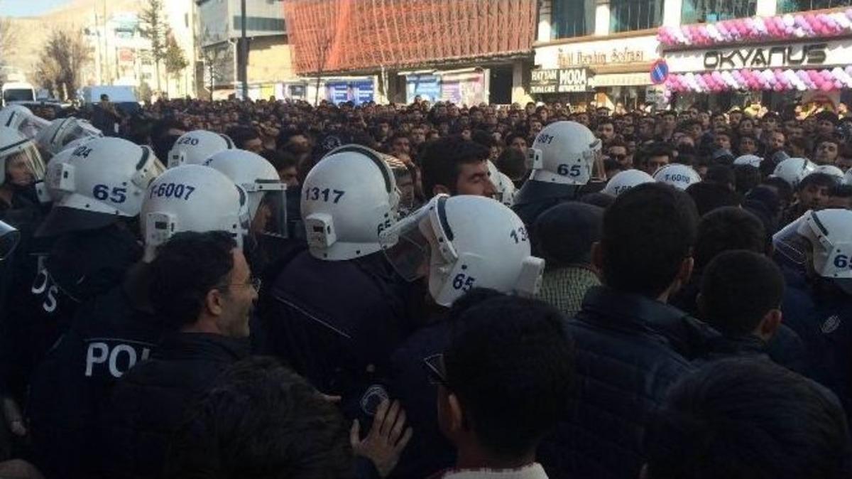 Cadde Ortasında Eşine Silahla Ateş Eden Şahıs Lin&ccedil; Edilmek İstendi
