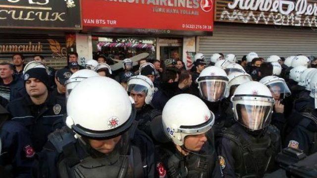 Boşanma Davası Açan Eşini Caddede Vurdu, Halk Linç Etmek Istedi, Polis Güçlükle Kurtardı