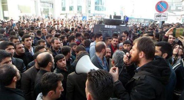 Boşanma Davası Açan Eşini Caddede Vurdu, Halk Linç Etmek Istedi, Polis Güçlükle Kurtardı