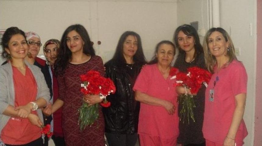 Reşat Erdoğan 14 Mart Tıp Bayramı Nedeniyle Karanfil Dağıttı