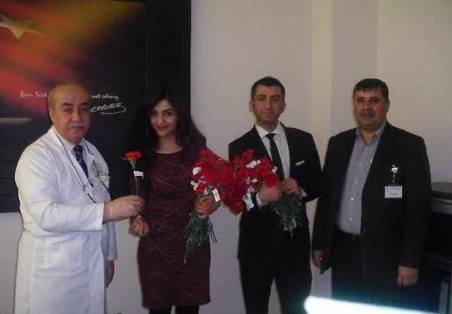 Reşat Erdoğan 14 Mart Tıp Bayramı Nedeniyle Karanfil Dağıttı 1