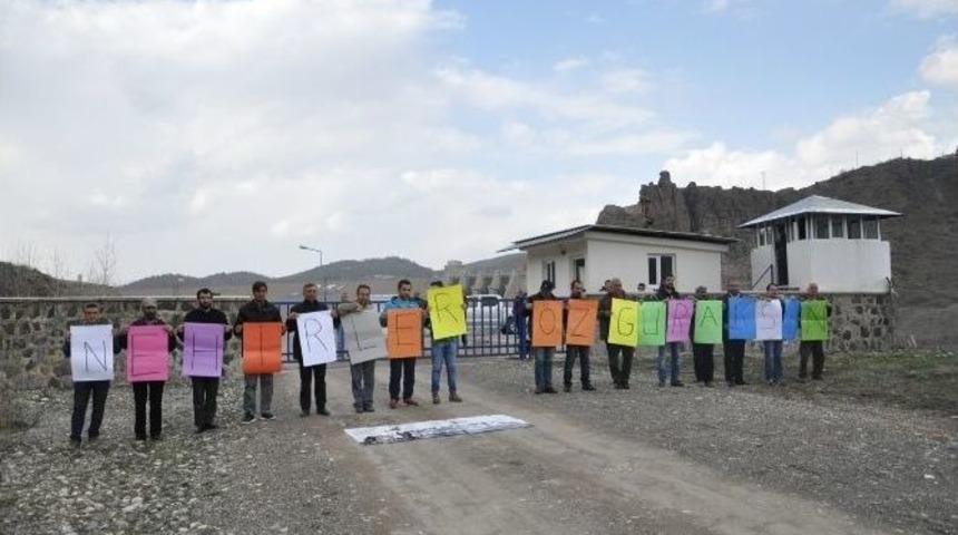 Nehirler G&uuml;n&uuml;&rsquo;nde Barajın G&uuml;venlik Kul&uuml;besine Yumurta Attılar