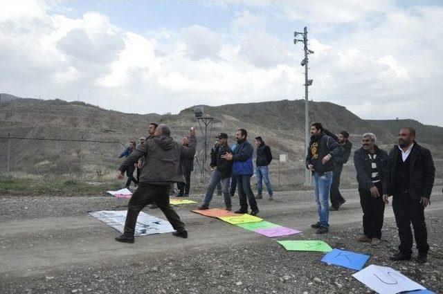 Nehirler Günü’nde Barajın Güvenlik Kulübesine Yumurta Attılar