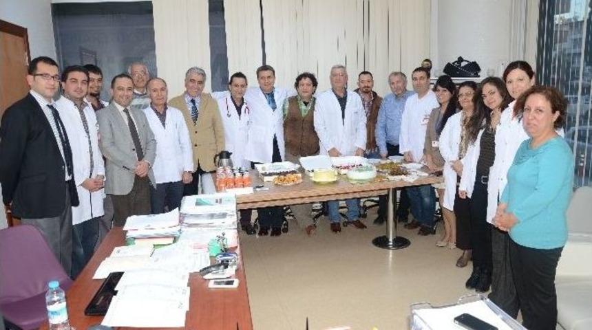 Tıp Bayramı&rsquo;nı Pasta Keserek Kutladılar