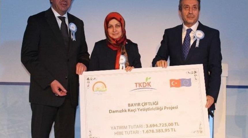 Bakan Mehdi Eker Ve Nihat Zeybekci, &Uuml;reticilere Hibe &Ccedil;eklerini Verdi