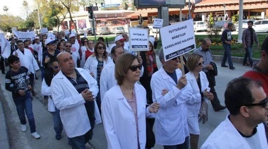 Sağlık&ccedil;ılar, &Ouml;nl&uuml;kleriyle Y&uuml;r&uuml;d&uuml;