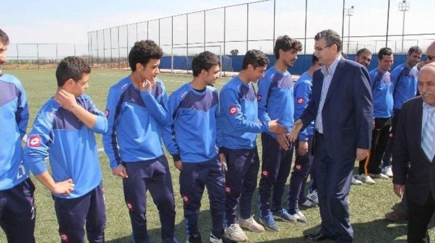 G&uuml;ven&ccedil;, Şampiyon Takımlara Kupa Ve Madalyalarını Verdi