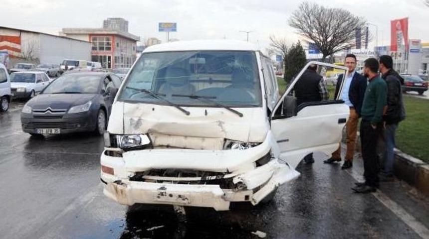 Minib&uuml;s, &Ouml;n&uuml;ndeki Kamyonete Arkadan &Ccedil;arptı: 3 Yaralı