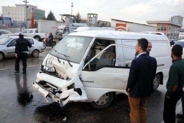 Minibüs, Önündeki Kamyonete Arkadan Çarptı: 3 Yaralı