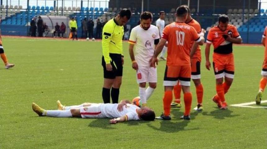 Şırnak'ta Amat&ouml;r Lig Ma&ccedil;ında Oyuncular Hakeme Saldırdı