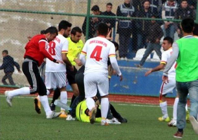 Şırnak ta Amat&ouml;r Lig Ma&ccedil;ında Oyuncular Hakeme Saldırdı 3