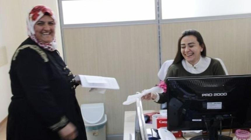 Hastalardan Doktorlarına S&uuml;rpriz Tıp Bayramı Kutlaması