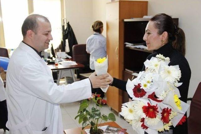 Hastalardan Doktorlarına S&uuml;rpriz Tıp Bayramı Kutlaması 1