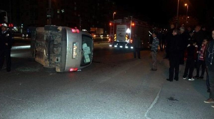 Minib&uuml;s İle Otomobil &Ccedil;arpıştı: 3 Yaralı